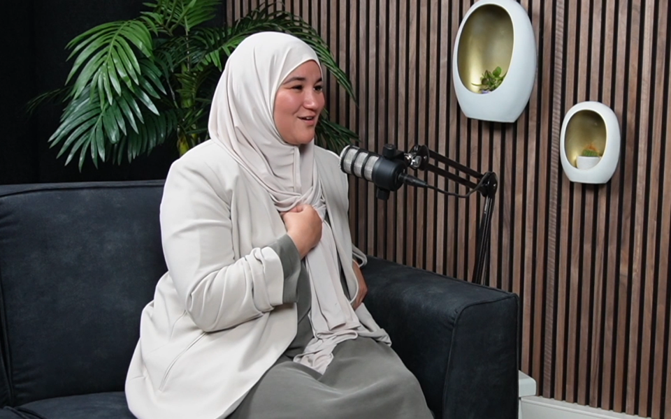 Houda Loukili bij De Spreker Podcast