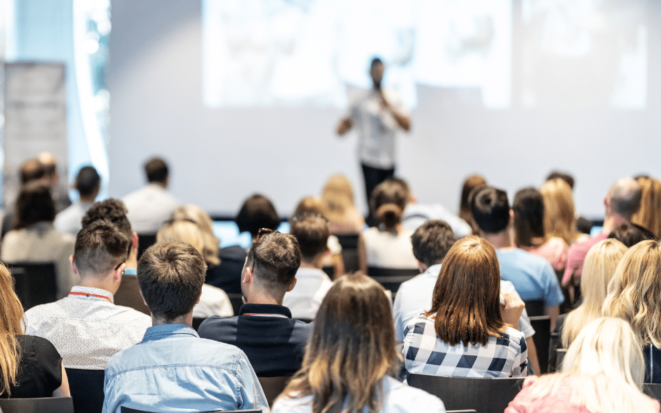 Nieuwe trend bij events: meer impact met meerdere sprekers